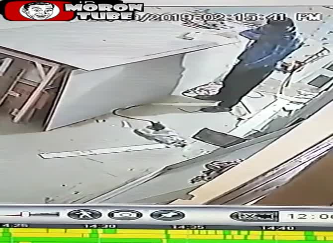Video :A man's grinder attacks him